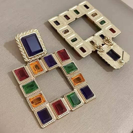 Boucles d’oreilles- "Éclat Rétro" – Carrés Multicolores et Dorure Torsadée